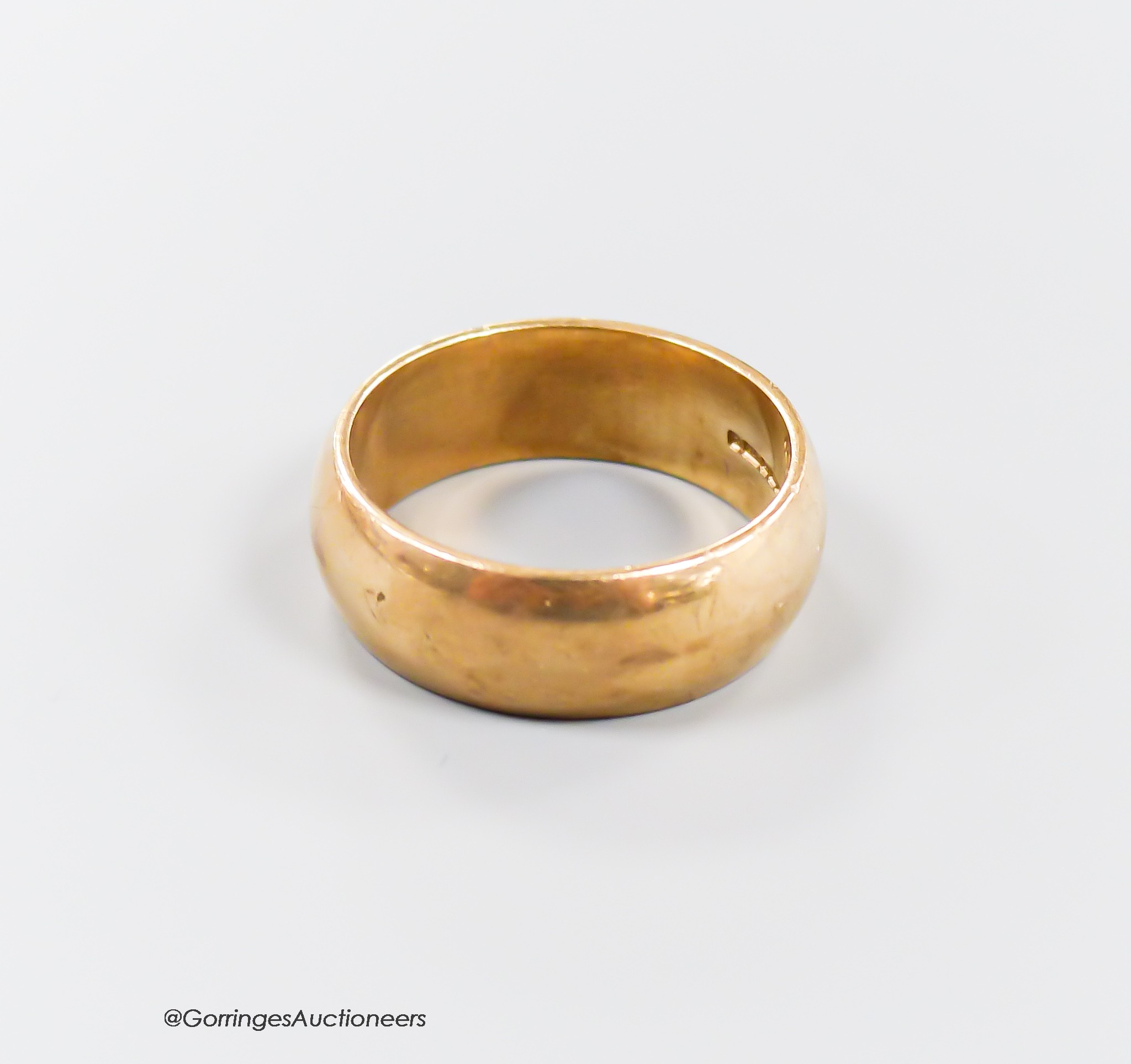 A modern 9ct gold wedding band, size T, 9.2 grams.